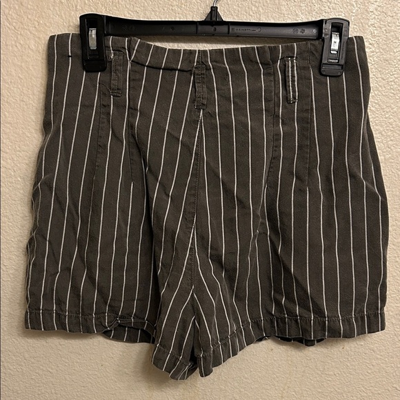 Abercrombie & Fitch Women High Waist Striped Olive Green Shorts Size Medium - Picture 3 of 3